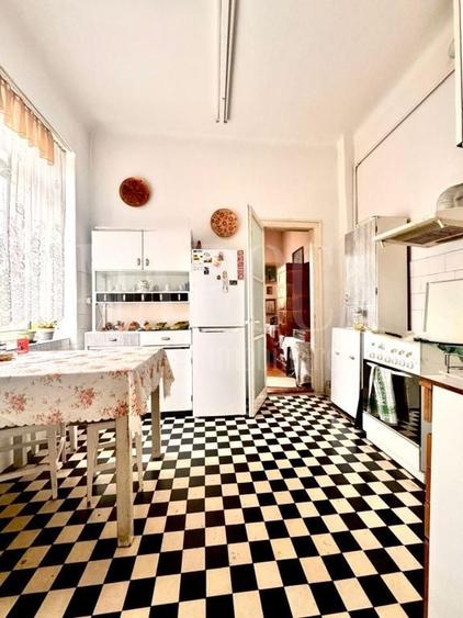 Apartament cu 3 camere semidecomandat în Central