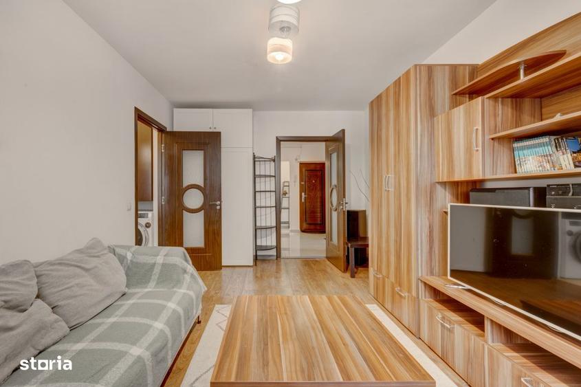 Apartament cu 3 camere semidecomandat, mobilat în Apărătorii Patriei