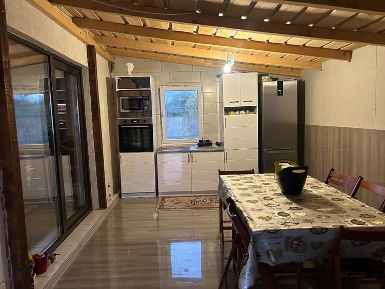 Casă cu 6 camere cu Teren 500 Mp în Săbăreni