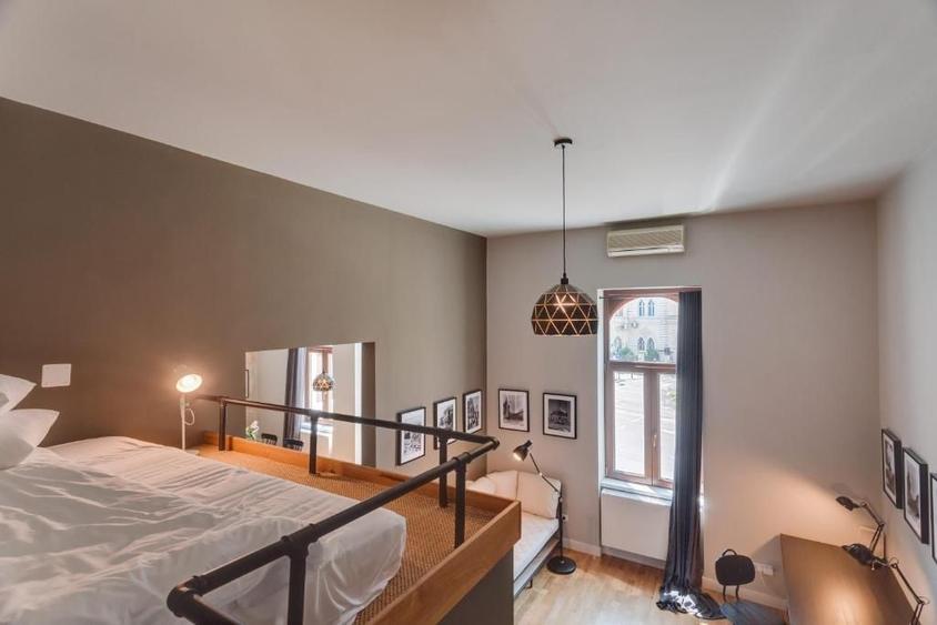 Apartament cu 3 camere semidecomandat, mobilat în Central