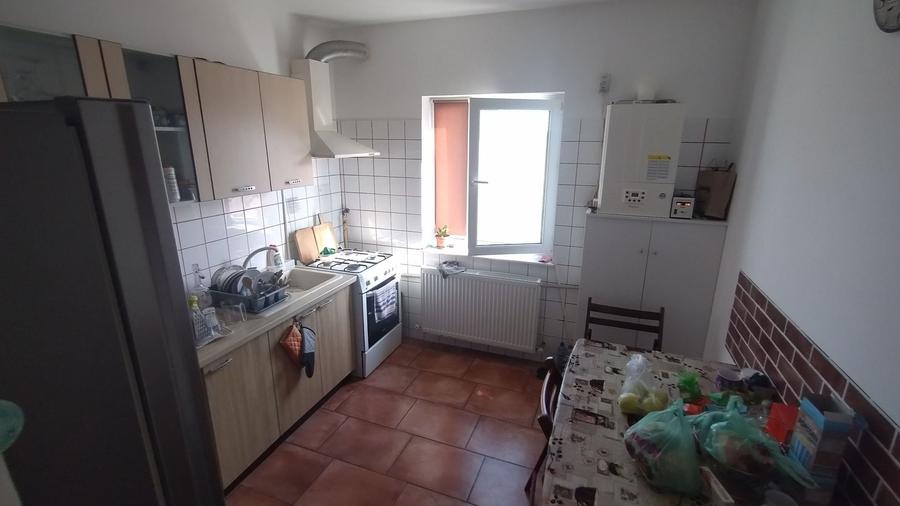 Casă individuală cu 8 camere cu Canalizare în Km 5