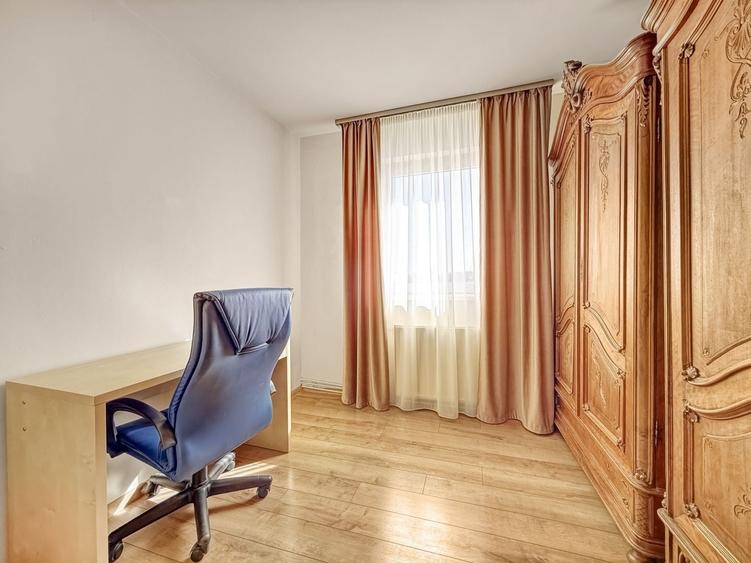 Apartament cu 4 camere decomandat, mobilat în Central