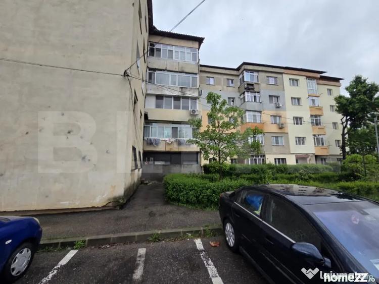 Apartament cu 3 camere decomandat în Est