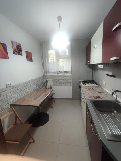 Apartament cu 3 camere decomandat în Titan