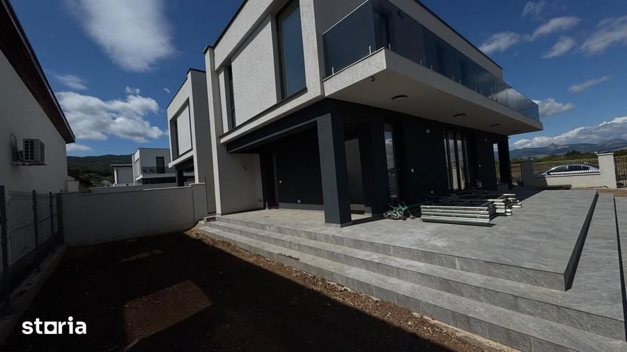 Casă cu 5 camere cu Teren 400 Mp în Tolstoi