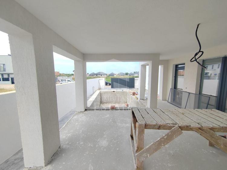 Casă individuală cu 5 camere cu Piscina în Est