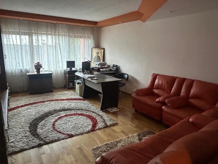 Casă individuală cu 5 camere cu Canalizare în Periferie
