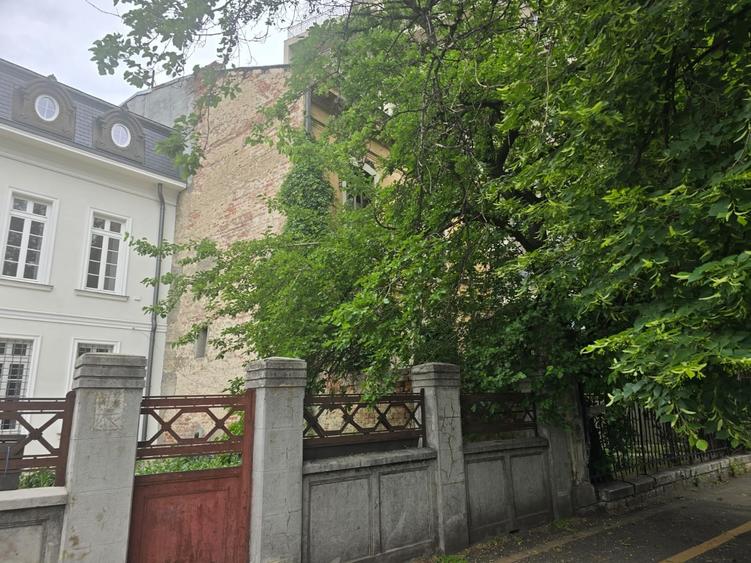 Casă individuală cu 8 camere cu Canalizare în Calea Plevnei