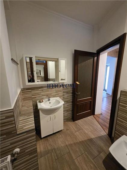 Apartament cu 3 camere semidecomandat în Central