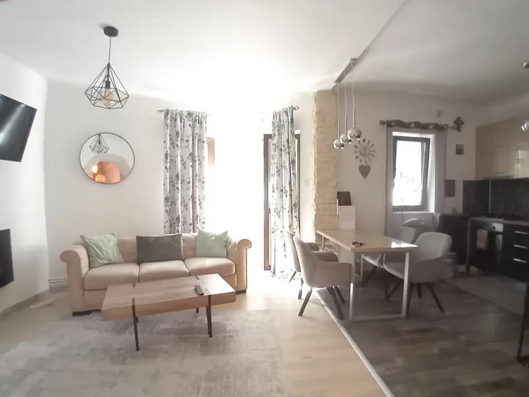 Apartament cu 3 camere semidecomandat, mobilat în Unirii