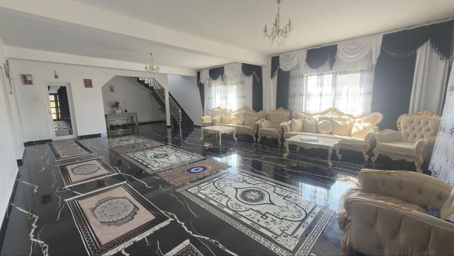Casă cu 4 camere în Lumina