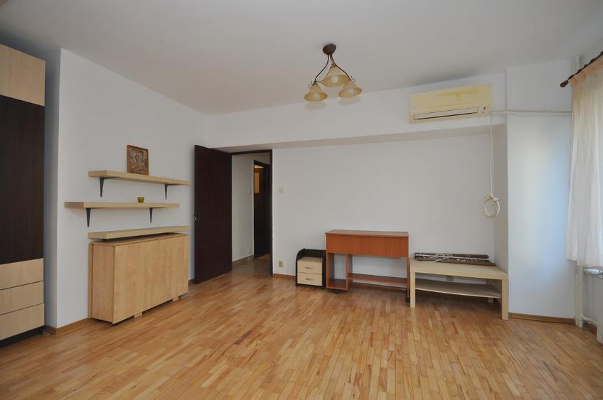 Apartament cu 3 camere semidecomandat în Militari