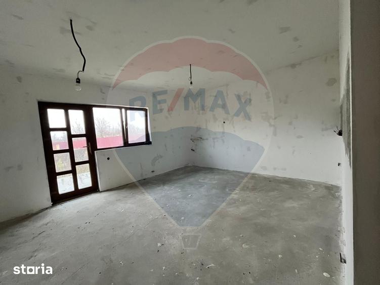 Casă cu 5 camere decomandat cu Teren 1300 Mp în Conțești