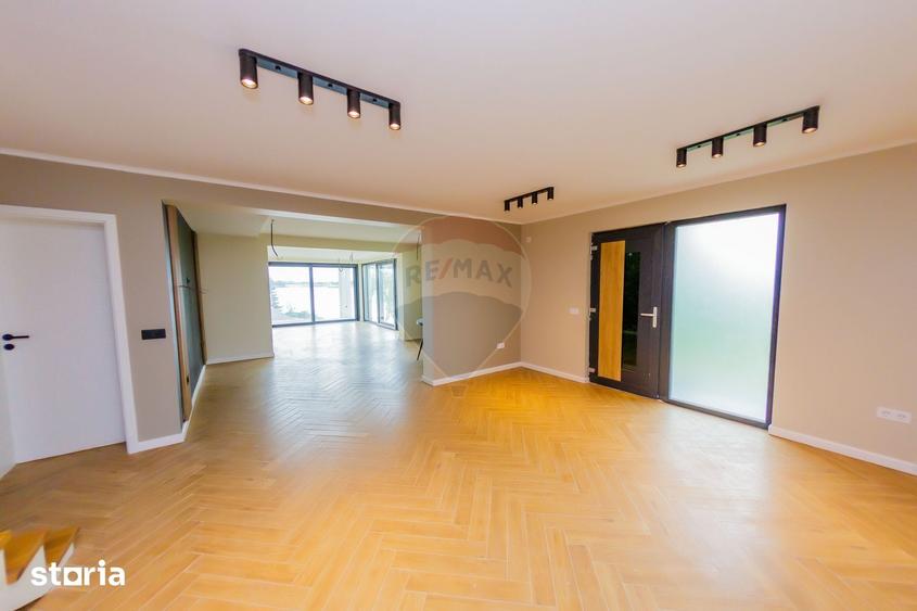 Casă cu 6 camere cu Teren 5483 Mp în Apa