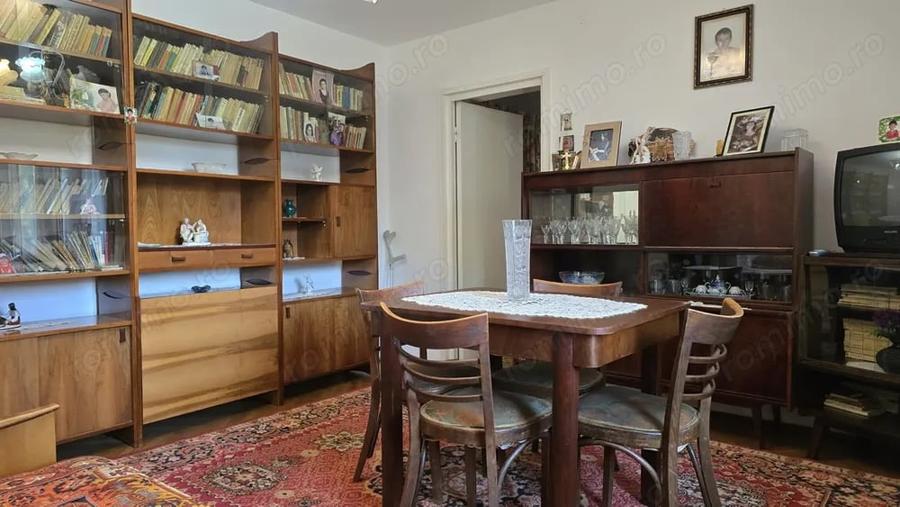 Apartament cu 3 camere semidecomandat în Zamfirescu