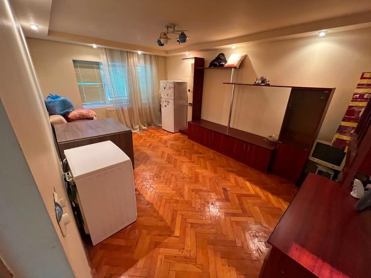 Apartament cu 3 camere decomandat în Steaua
