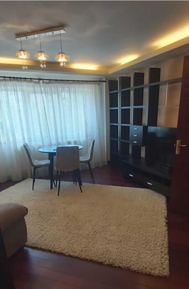 Apartament cu 3 camere decomandat în Exterior Vest