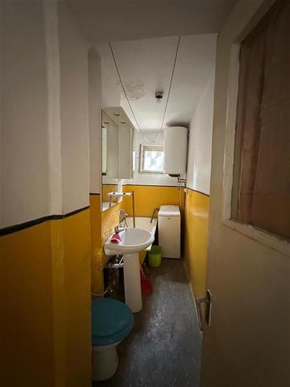 Apartament cu 3 camere semidecomandat în Moroasa 1