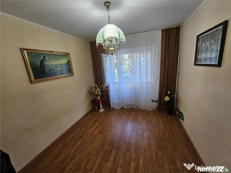 Apartament cu 3 camere decomandat în Micro IV