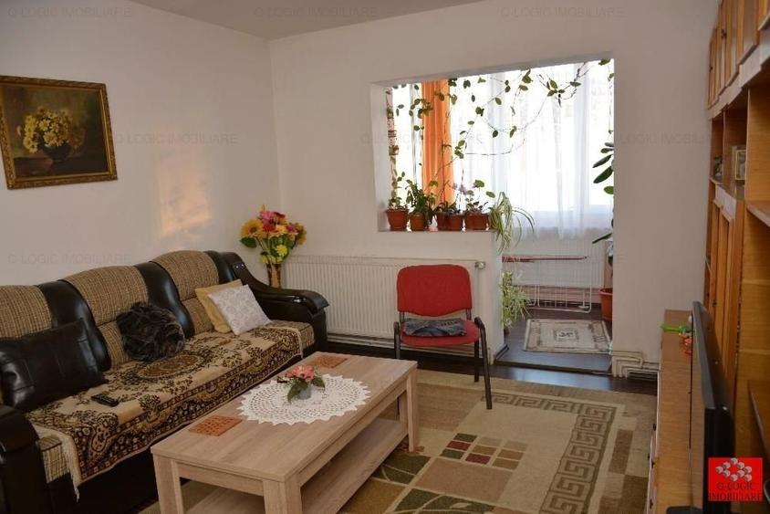 Apartament cu 4 camere semidecomandat în Tractorul