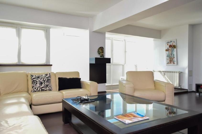 Apartament cu 2 camere semidecomandat, mobilat în Berceni