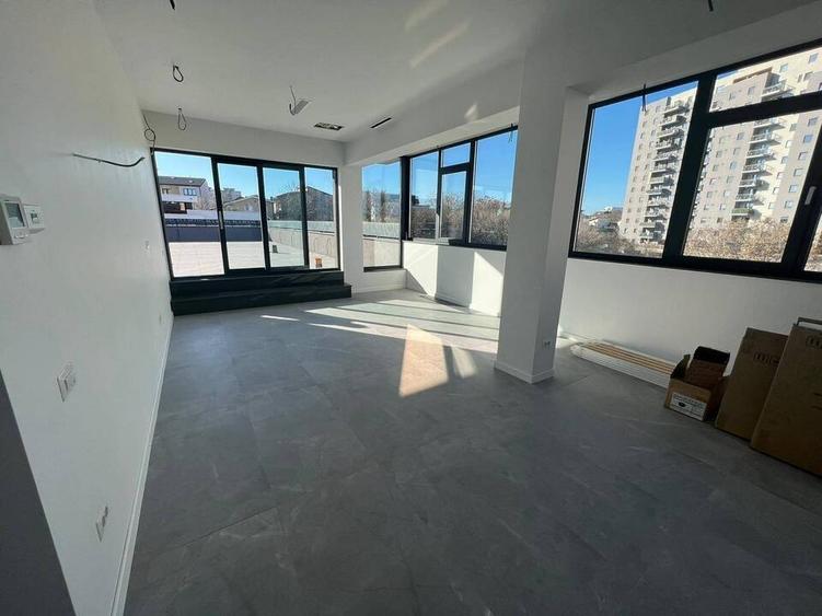 Penthouse cu 3 camere decomandat în Tineretului