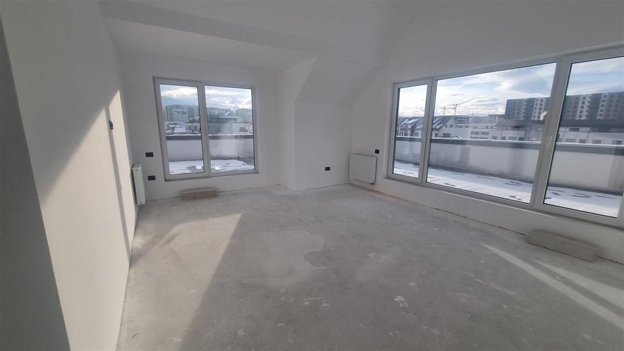 Apartament cu 3 camere decomandat în Tractorul