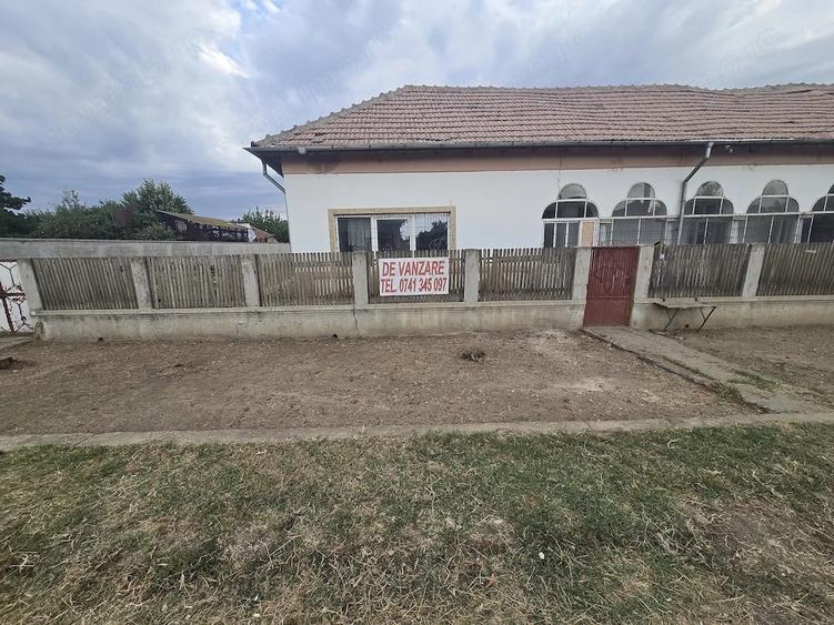 Casă cu Teren 1180 Mp în Central