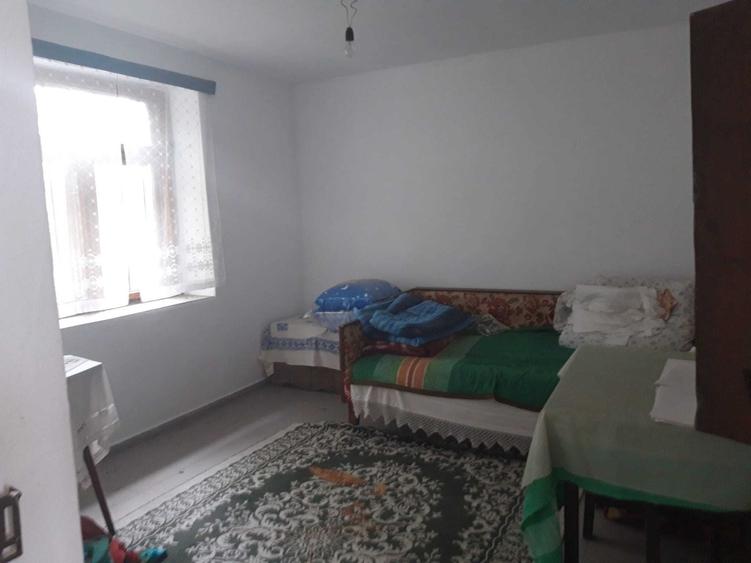 Casă cu 3 camere decomandat în Cioroiașu