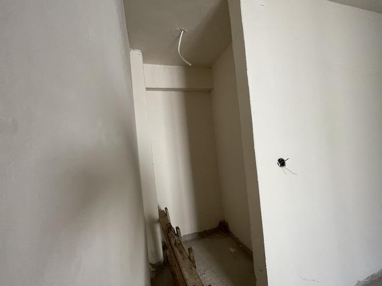 Apartament cu 3 camere semidecomandat în Florești