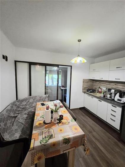 Apartament cu 3 camere decomandat, mobilat în Far