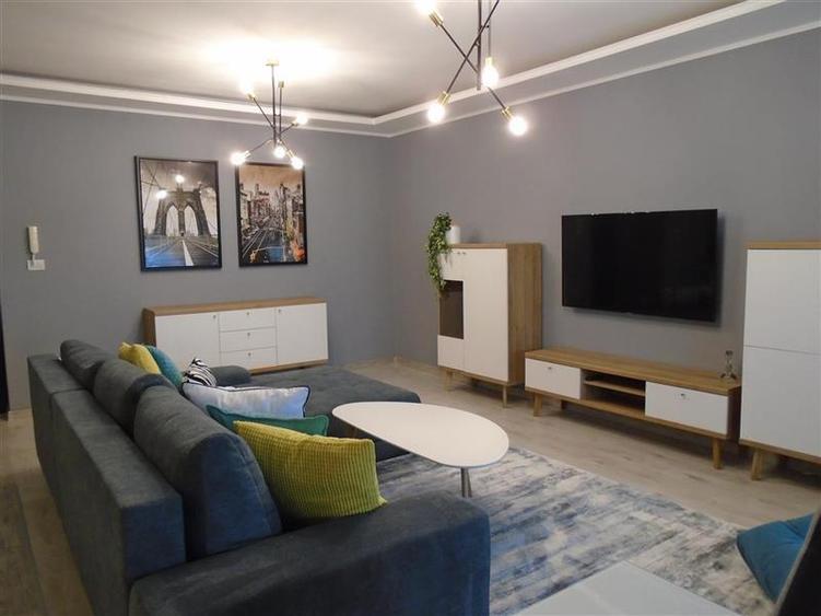 Apartament cu 2 camere decomandat, mobilat în Polivalentă
