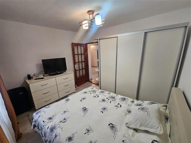 Apartament cu 3 camere decomandat, mobilat în Micro IV