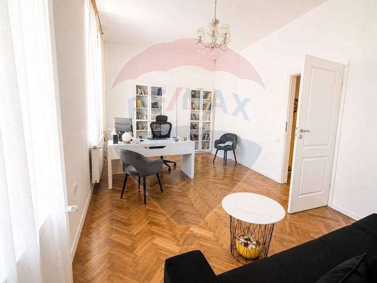Apartament cu 4 camere decomandat în Central