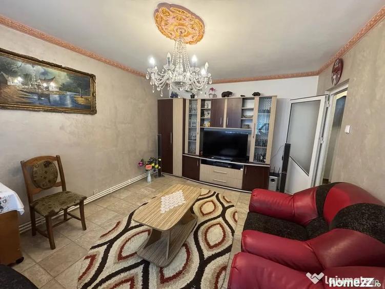 Apartament cu 4 camere decomandat în CET