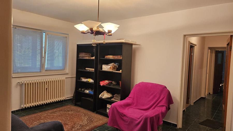 Apartament cu 3 camere semidecomandat în Pantelimon