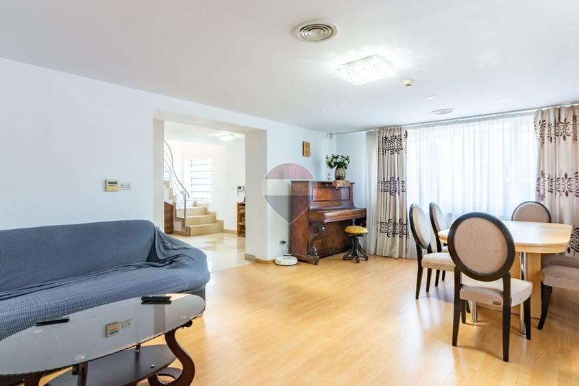 Casă individuală cu 8 camere cu Teren 440 Mp în Uverturii