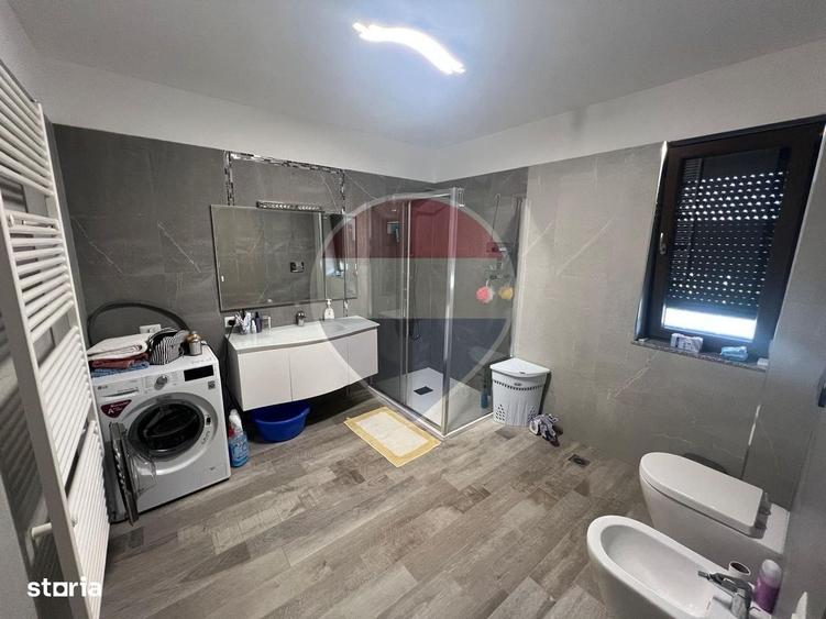 Casă cu 4 camere cu Teren 300 Mp în Central