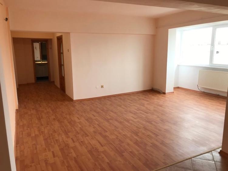 Apartament cu 3 camere decomandat în Banca Națională