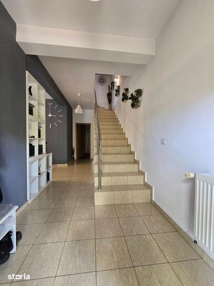 Casă cu 5 camere cu Teren 226 Mp în Fundeni