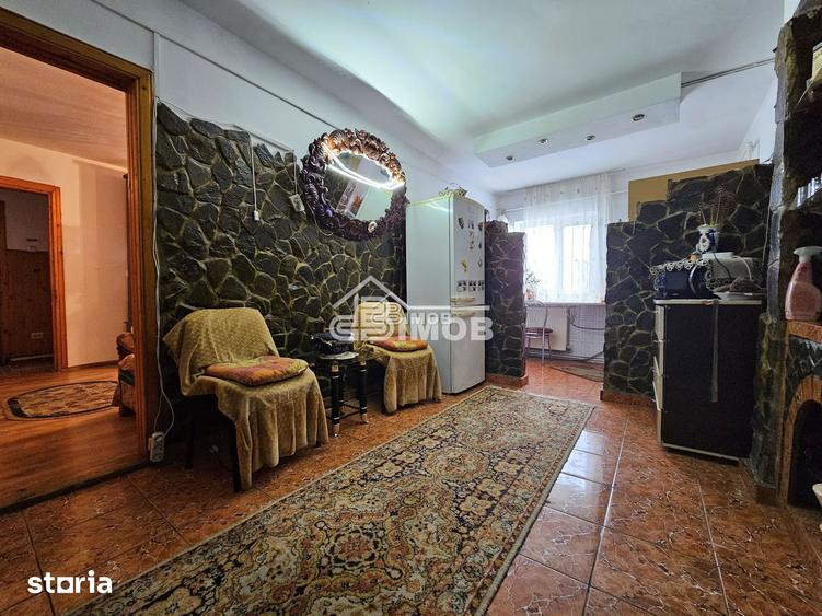 Apartament cu 3 camere semidecomandat în Micro 5
