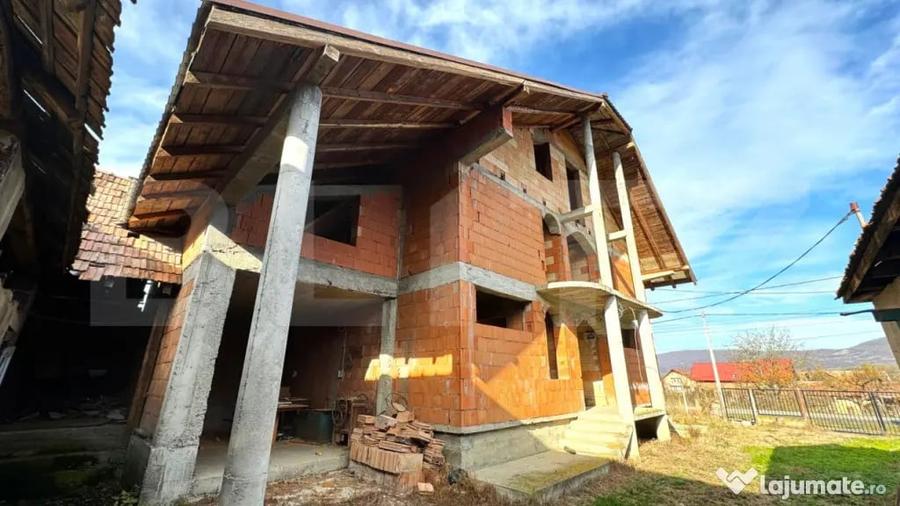 Casă cu 5 camere cu Teren 1900 Mp în Arcalia