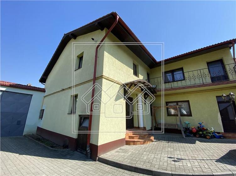 Casă individuală cu 19 camere cu Canalizare în Șelimbăr