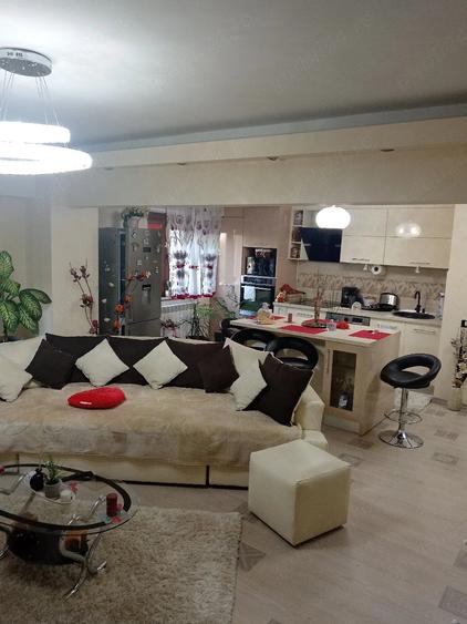 Apartament cu 2 camere decomandat, mobilat în Intim