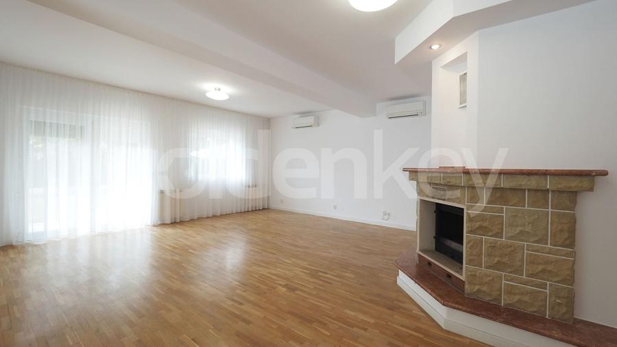 Casă individuală cu 7 camere cu Piscina în Iancu Nicolae
