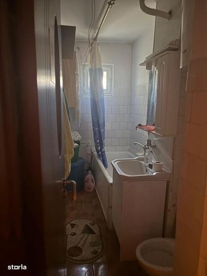 Apartament cu 3 camere semidecomandat în Craiovița Nouă