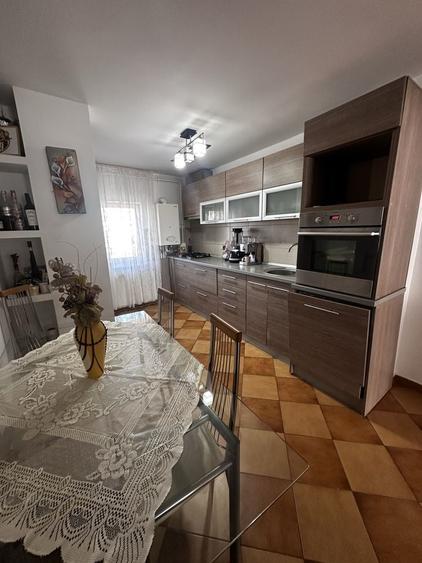 Apartament cu 4 camere decomandat în Central