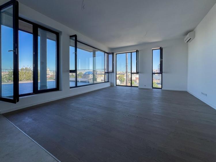 Penthouse cu 2 camere decomandat în Timpuri Noi