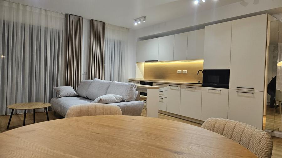 Apartament cu 4 camere decomandat în Băneasa