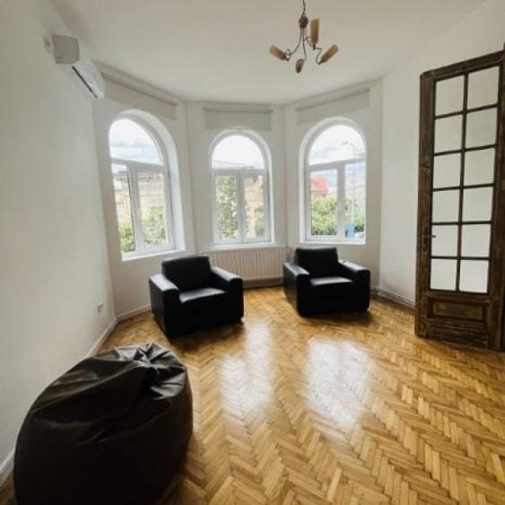 Apartament cu 3 camere semidecomandat, mobilat în Universitate